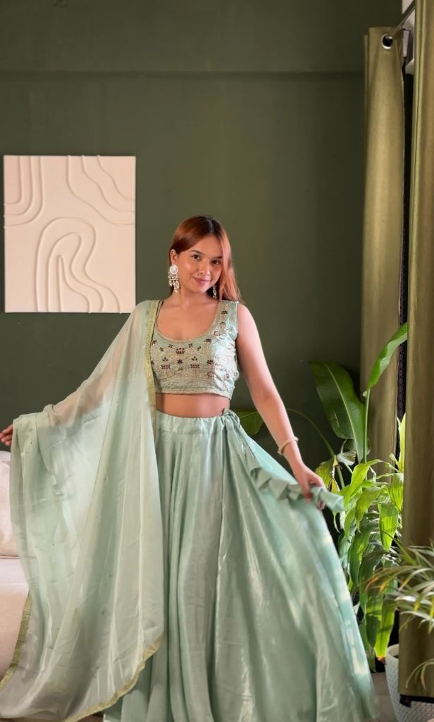 06465 Pastel mint elegance with royal embroidery