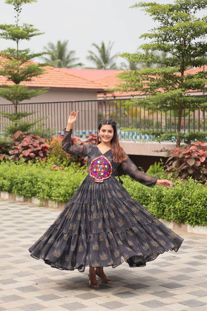 06611A1 Navratri Special Gamathi Work Gown