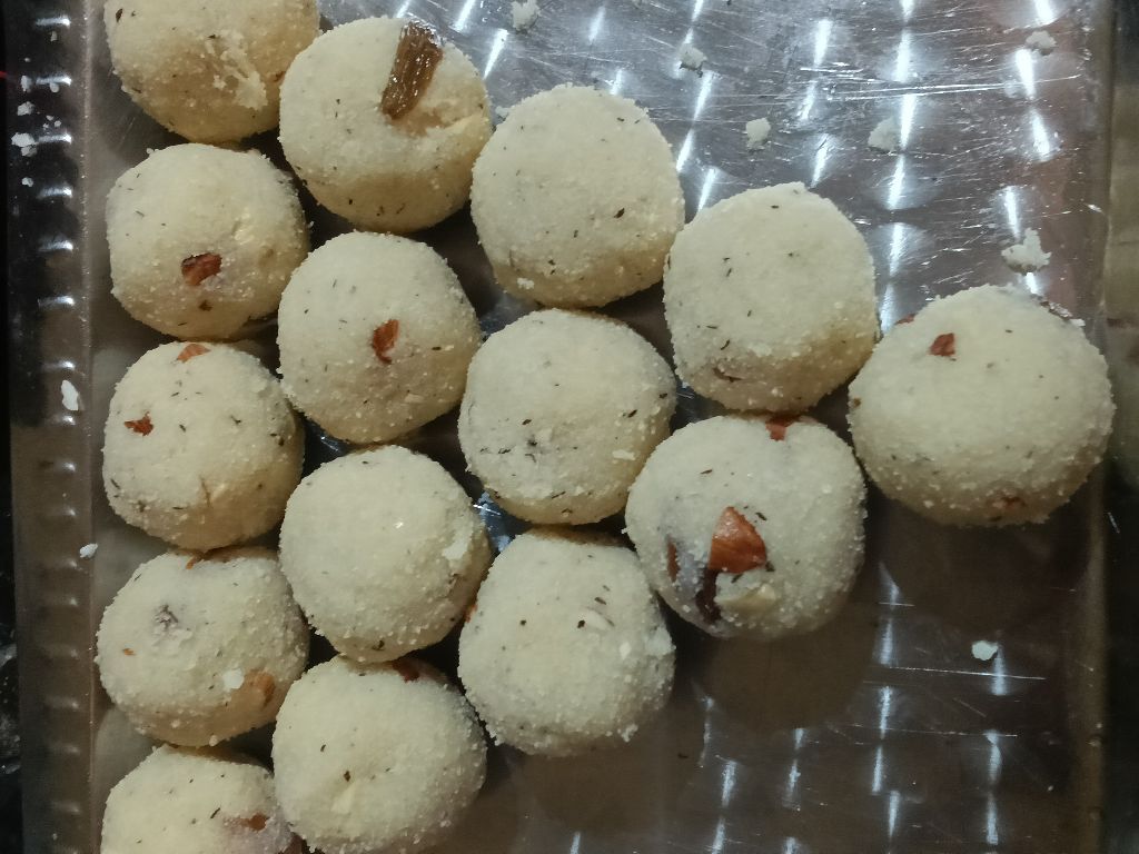 RAVA/SUJI LADDU