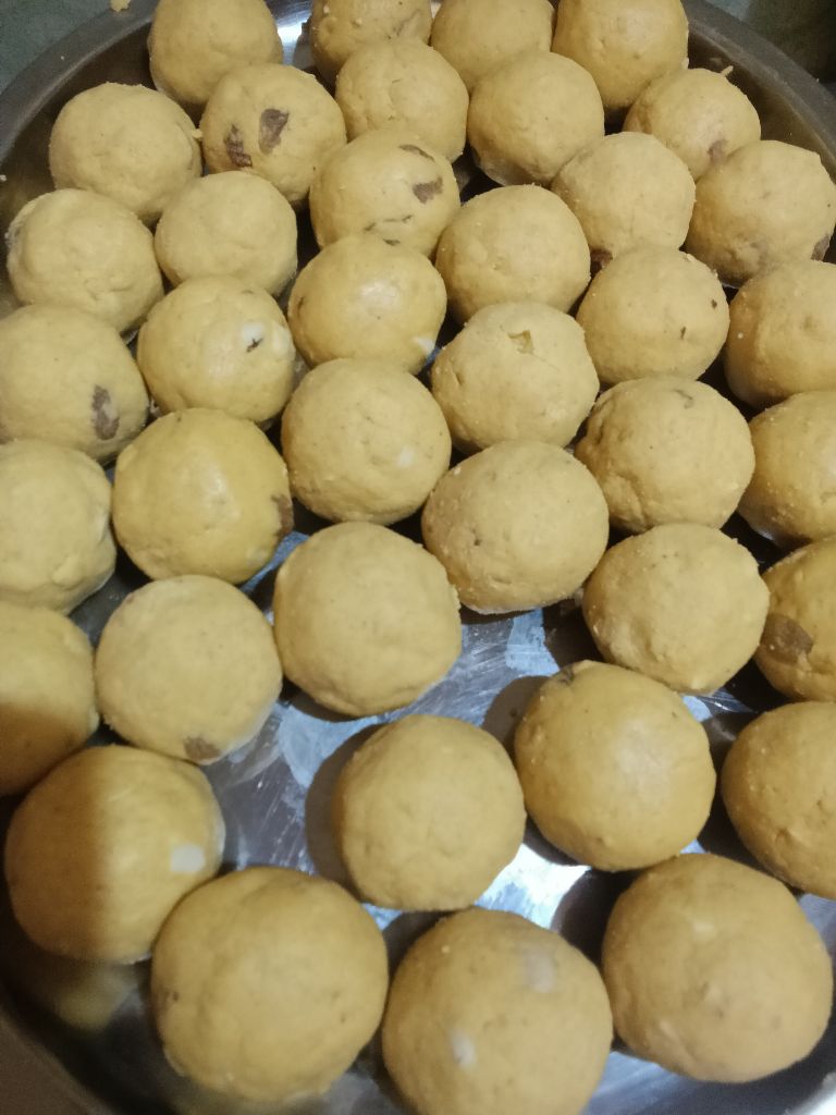 BESAN LADDU